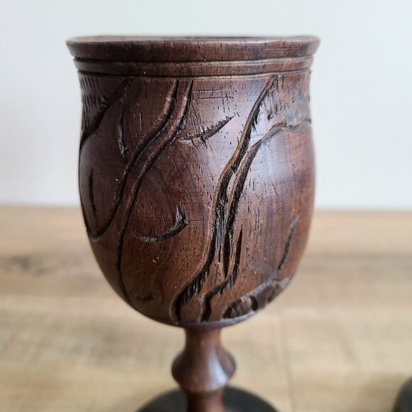Set of 2 vintage wooden wine goblets with carved African wild animals design. - Picture 4 of 7